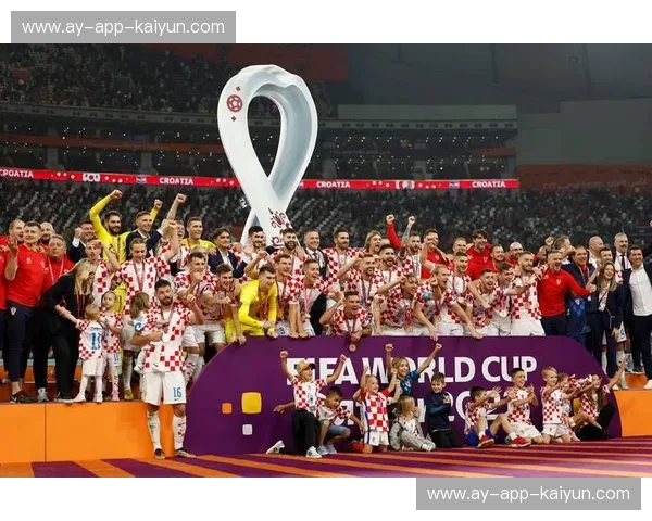 格子军团的坚韧对决三狮军团的咆哮：一场关乎灵魂、意志与宿命的绿茵史诗